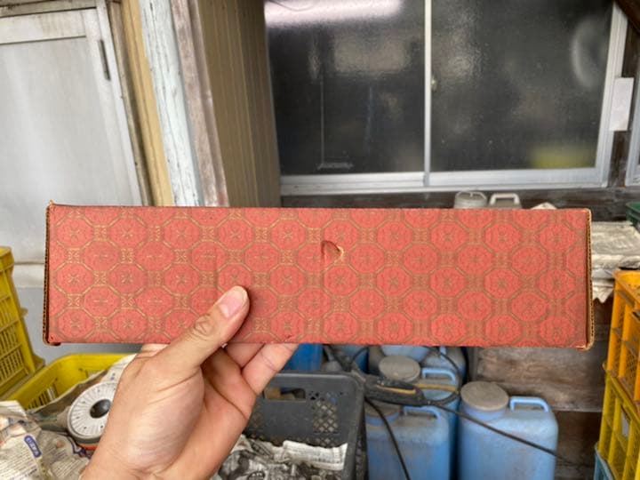 せともの焼きの磁器の灰皿です。