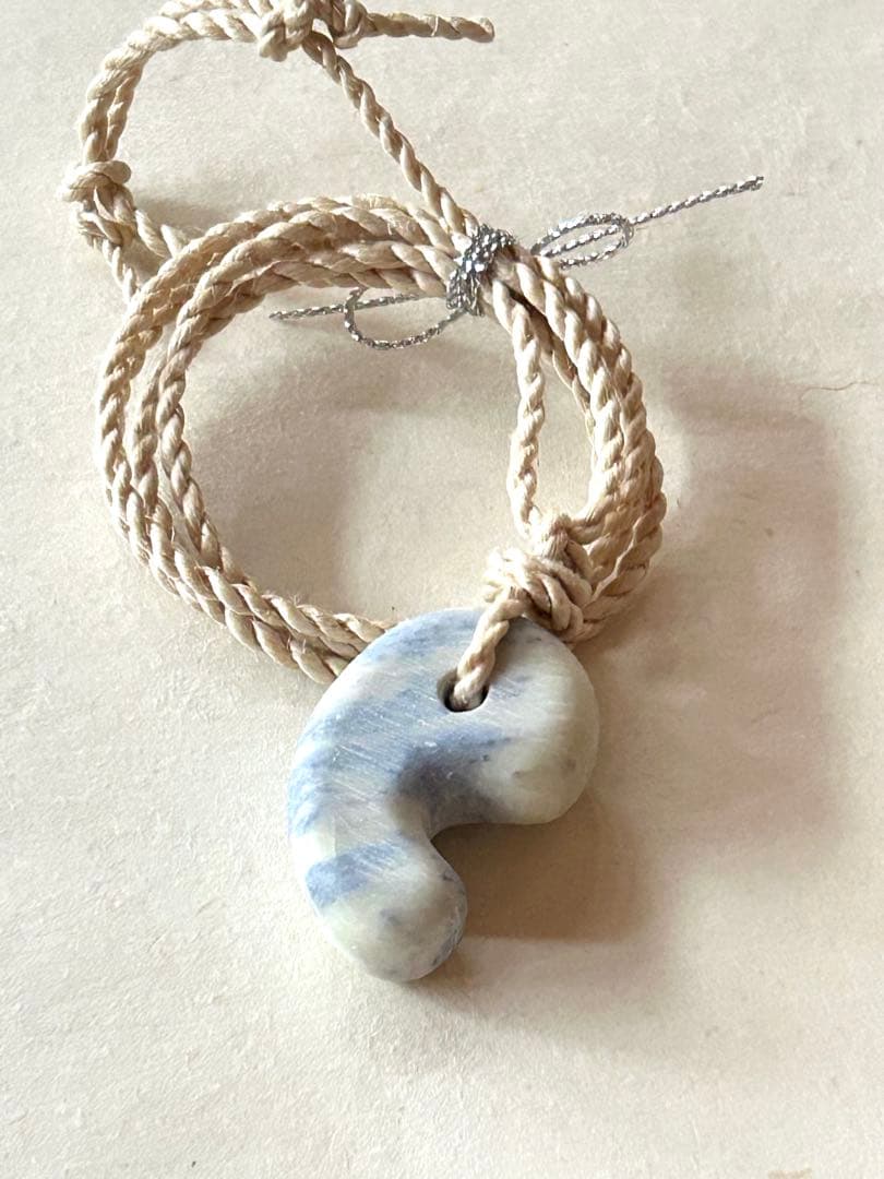 【神話の石】フェアリースキンサファイア特大勾玉　精麻より紐ネックレス