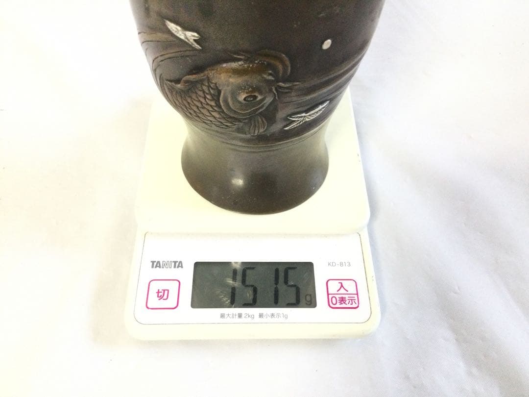 銅製 銀象嵌鯉文花瓶 黄直作 鯉高肉彫 花器 花生 重量1515g 時代物Mcナ
