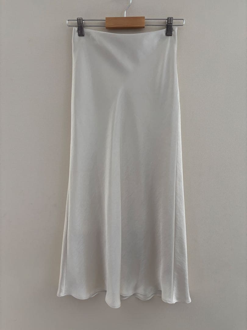 極美品　アニュアンス　サテンバイアスナロースカート　アイボリー　M