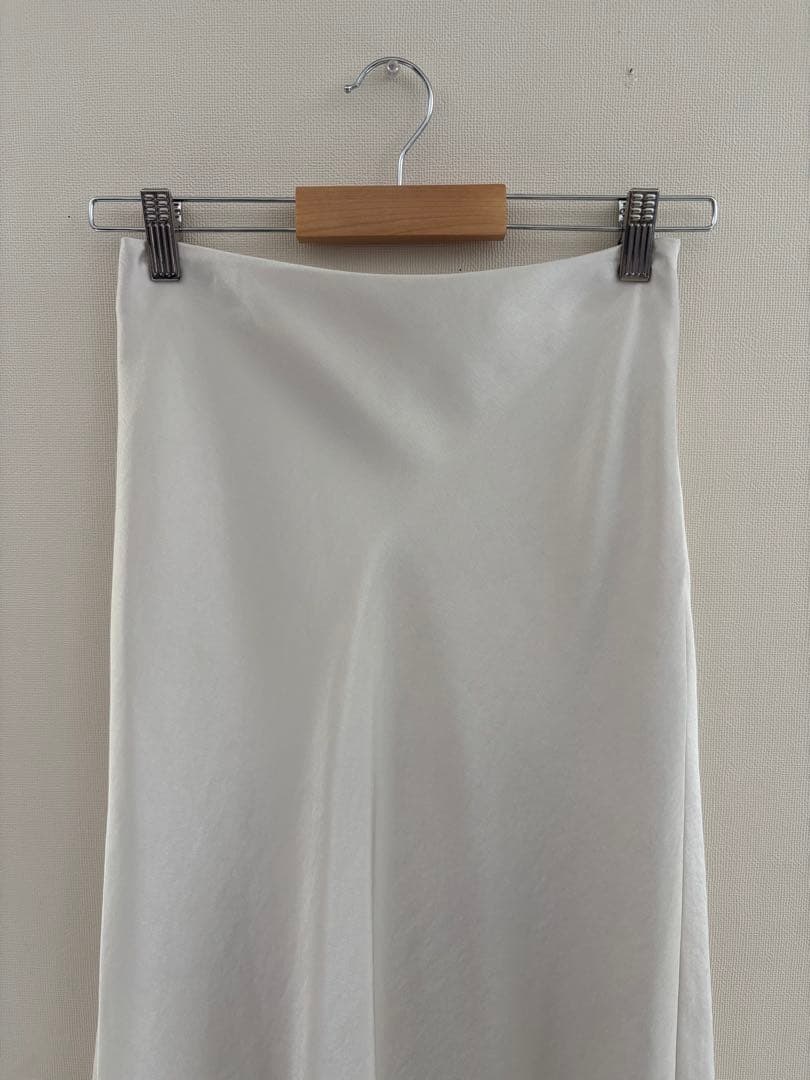 極美品　アニュアンス　サテンバイアスナロースカート　アイボリー　M