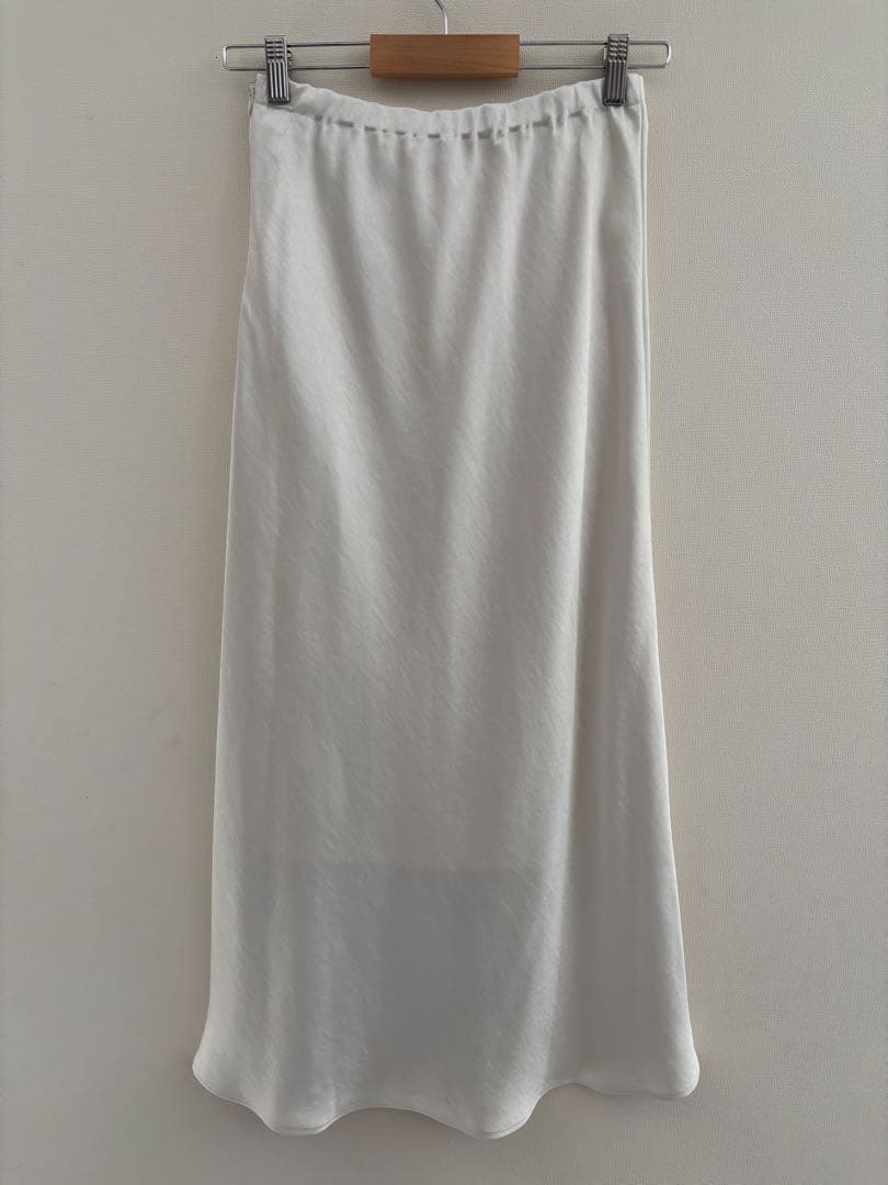 極美品　アニュアンス　サテンバイアスナロースカート　アイボリー　M