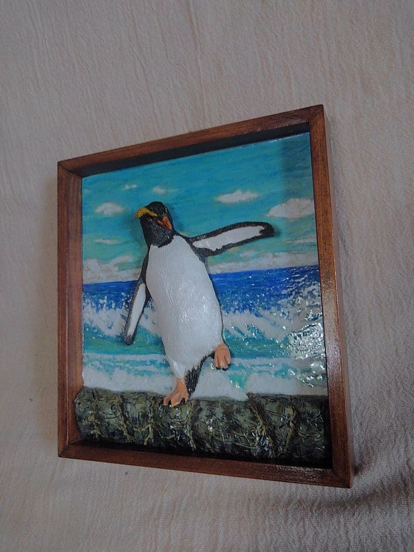 木彫りのミナミイワトビペンギンの3D壁掛け