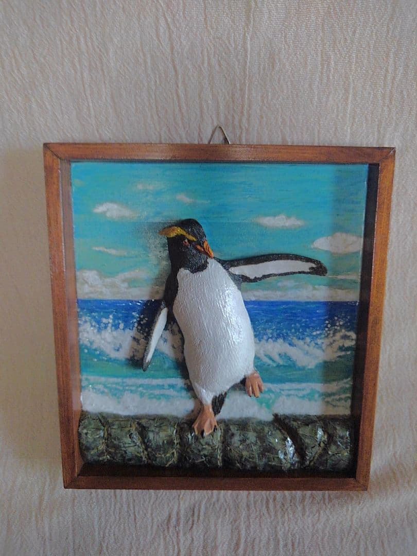 木彫りのミナミイワトビペンギンの3D壁掛け