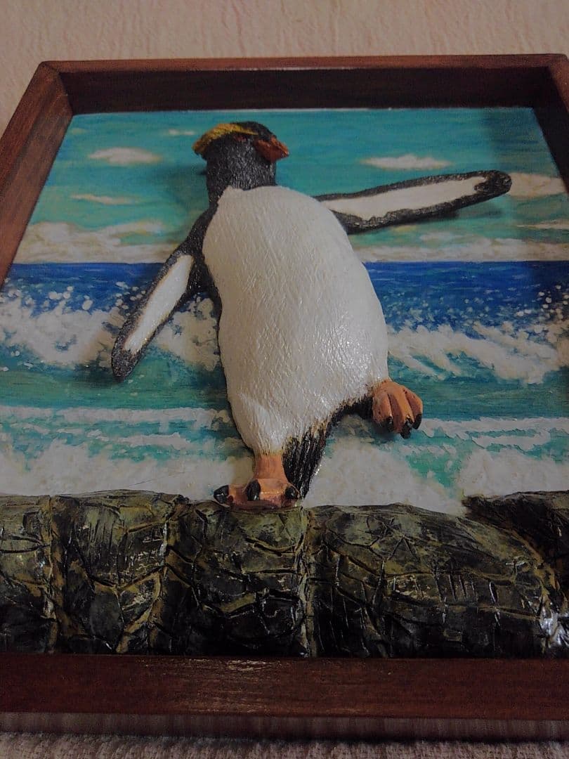 木彫りのミナミイワトビペンギンの3D壁掛け
