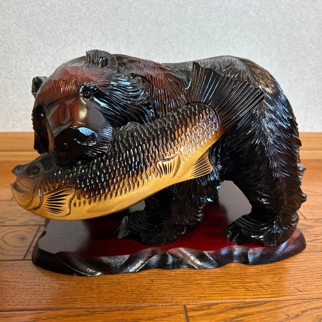 木製クマと魚の置物
