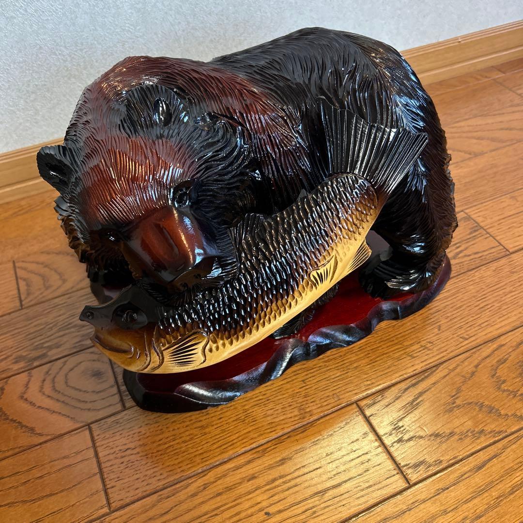 木製クマと魚の置物