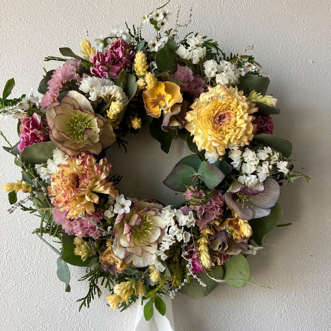 クリスマスローズとラナンキュラスの春のお花リース　ビオラ　ユキヤナギ　母の日