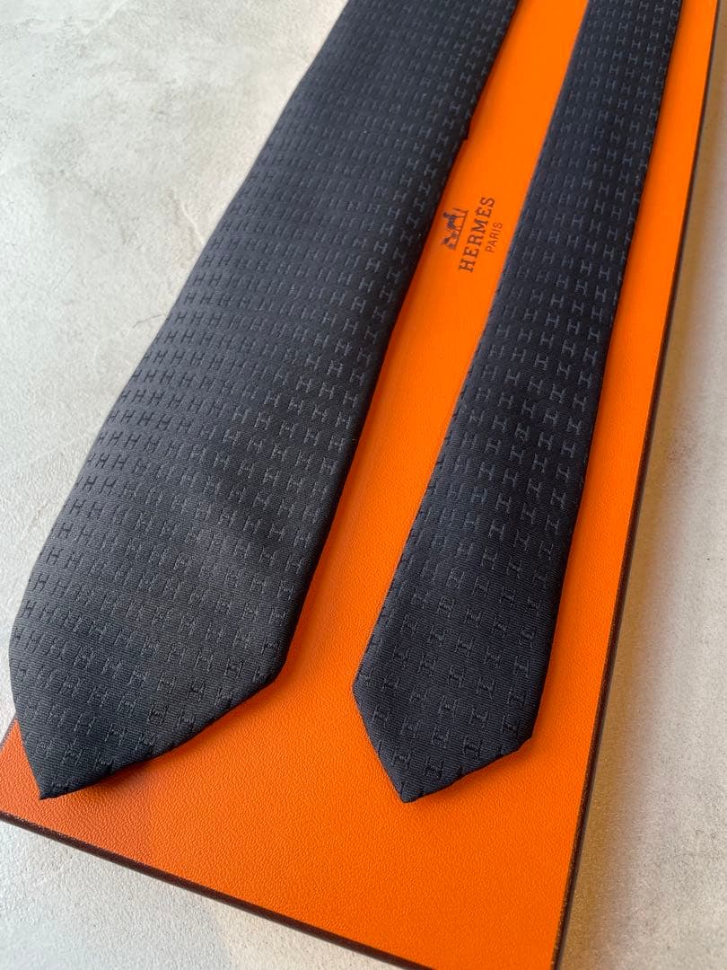 【極美品】HERMES ブラック シルク100% ネクタイ　冠婚葬祭用