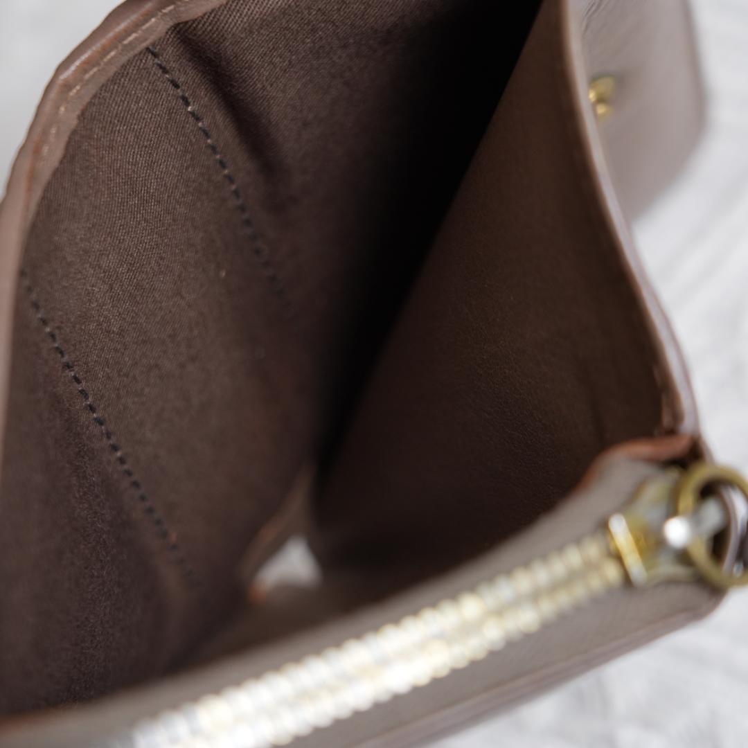 イルビゾンテIL BISONTE ラウンドファスナー　2つ折り財布　ウォレット