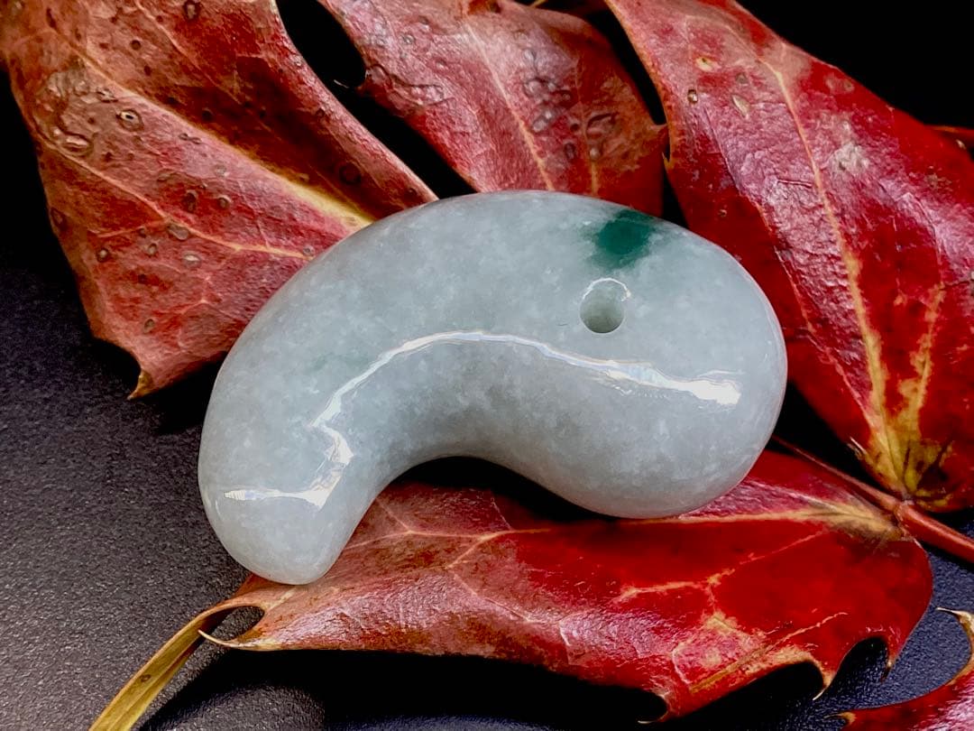 ✳特選 アイスジェダイト 糸魚川翡翠勾玉premiumシリーズ 運気呼び込む‼️