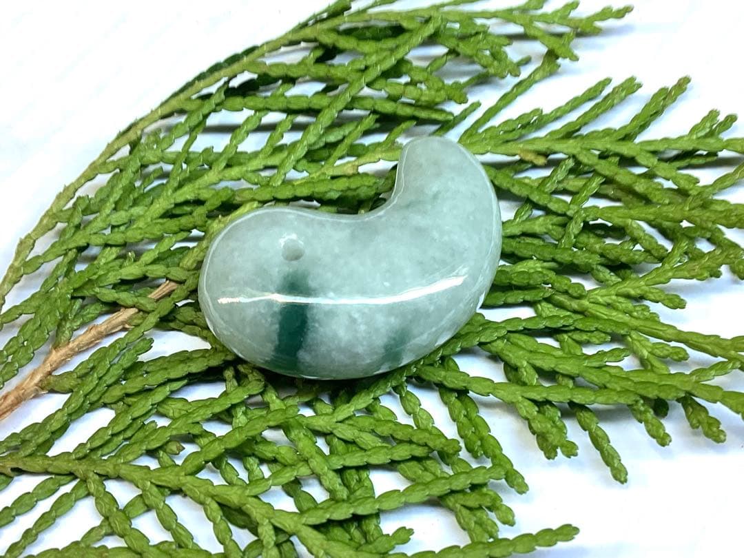 ✳特選 アイスジェダイト 糸魚川翡翠勾玉premiumシリーズ 運気呼び込む‼️