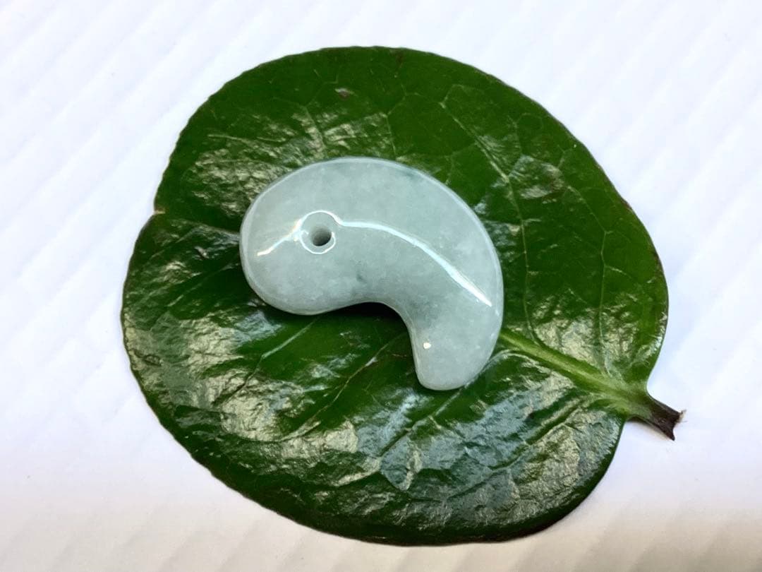 ✳特選 アイスジェダイト 糸魚川翡翠勾玉premiumシリーズ 運気呼び込む‼️