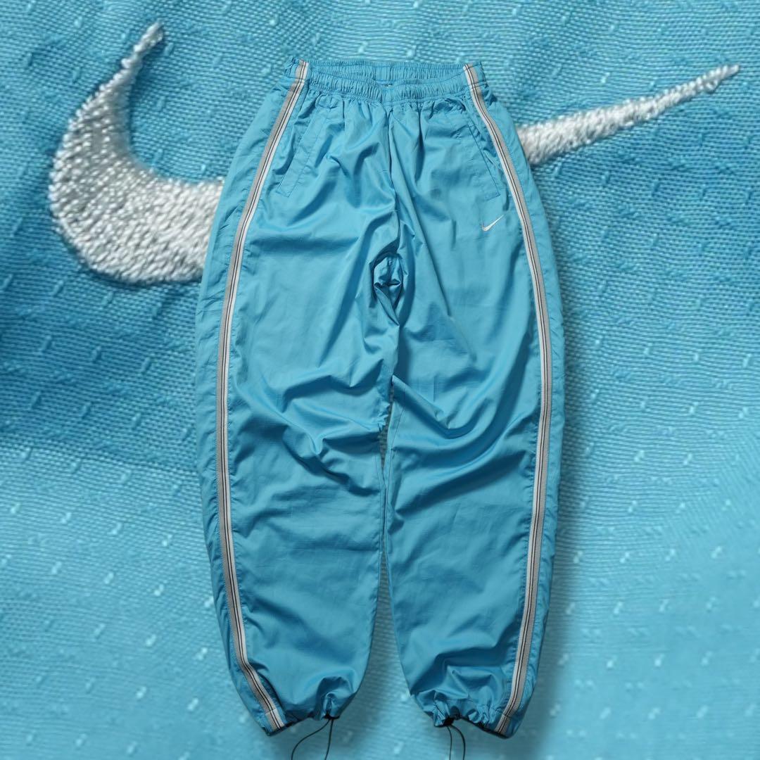 00s NIKE ワイドナイロンパンツ 水色 サイドライン 刺繍ロゴ y2k