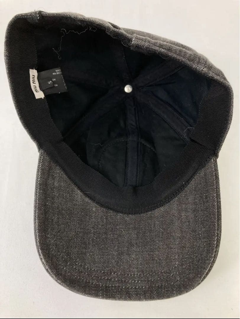 miu miu ブラック ロゴキャップ