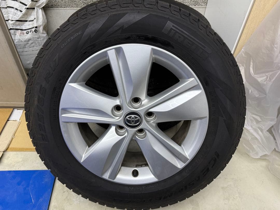 60ハリアー 純正 17インチ 225/65 R17 スタッドレスタイヤ