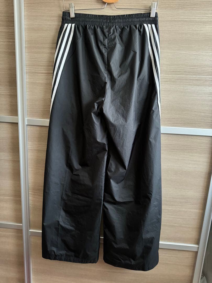 adidas スリーストライプ　ナイロンワイドパンツ