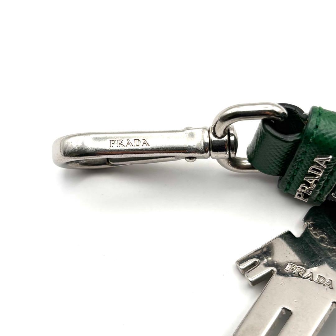 プラダ キーホルダー ロボット チャーム サフィアーノ レザー グリーン