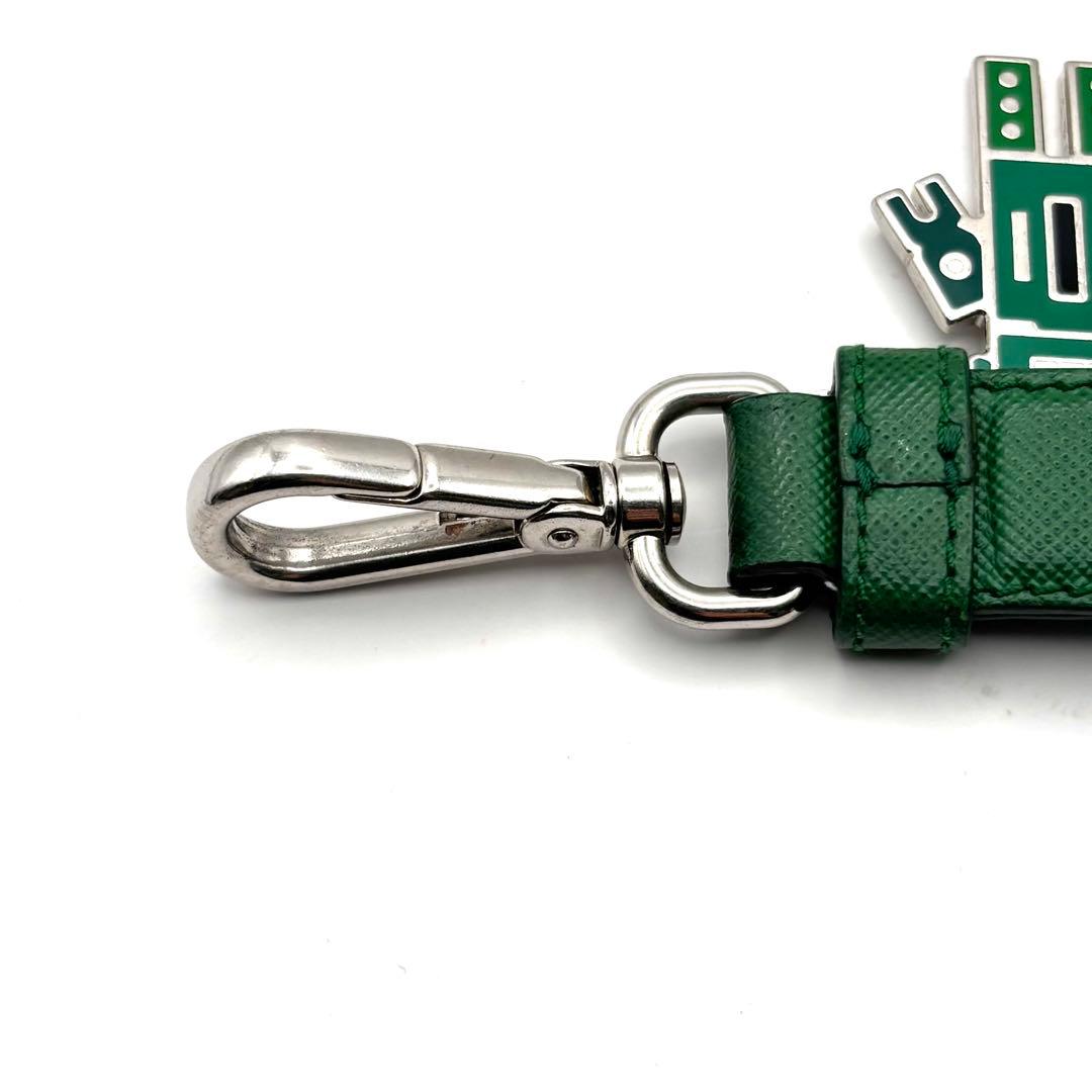 プラダ キーホルダー ロボット チャーム サフィアーノ レザー グリーン