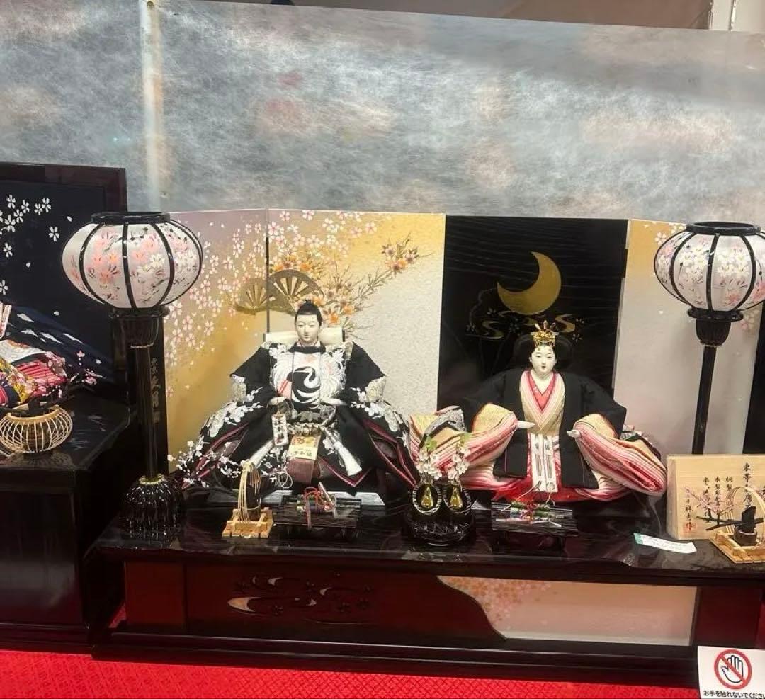 雛人形 親王飾り 本刺繍 黒×金屏風 木製台座 伝統工芸 新品未使用展示品