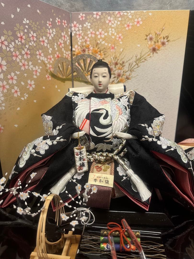 雛人形 親王飾り 本刺繍 黒×金屏風 木製台座 伝統工芸 新品未使用展示品