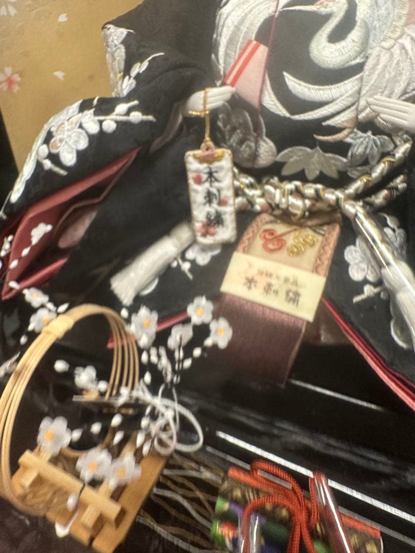 雛人形 親王飾り 本刺繍 黒×金屏風 木製台座 伝統工芸 新品未使用展示品