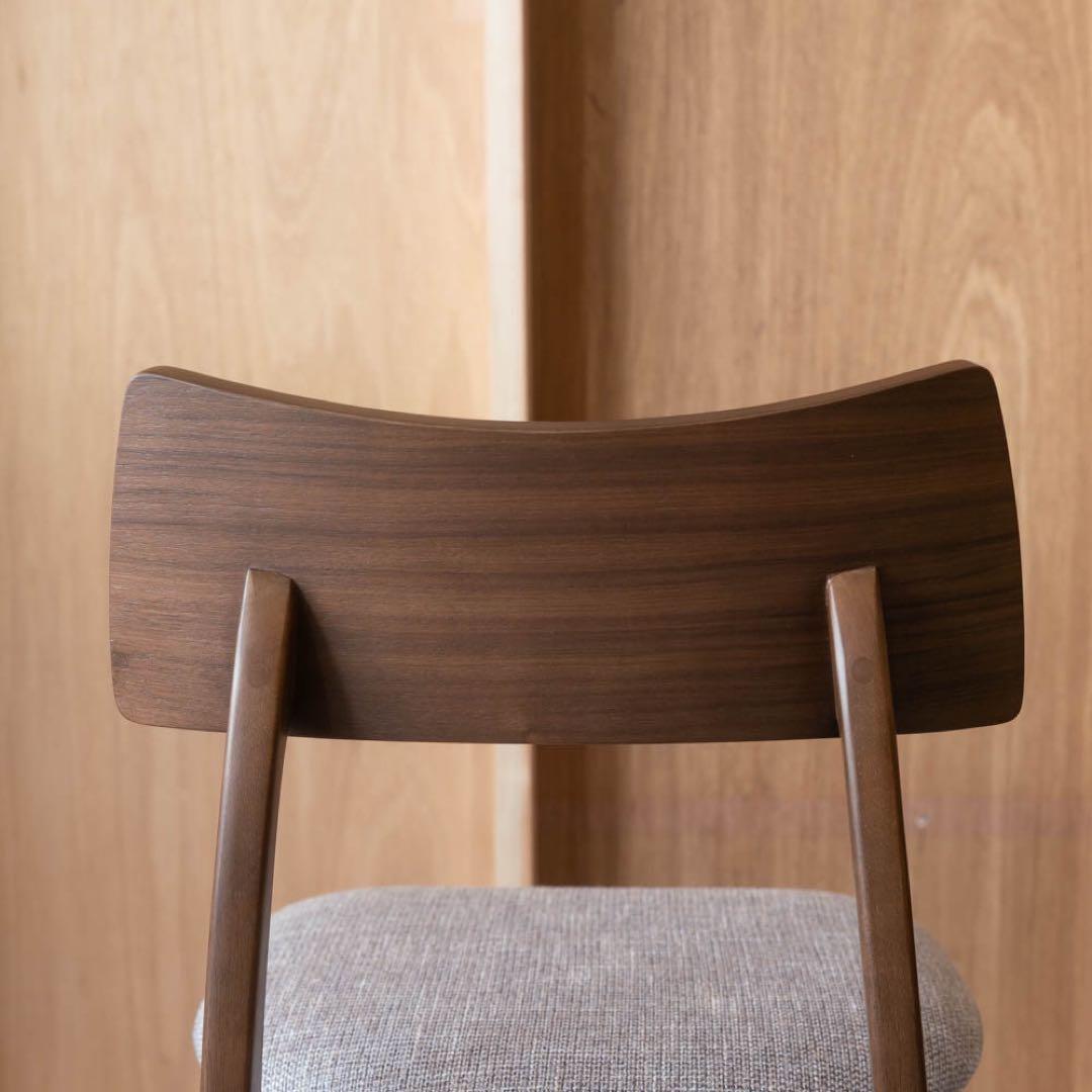 シンプルなブラウンダイニングチェア