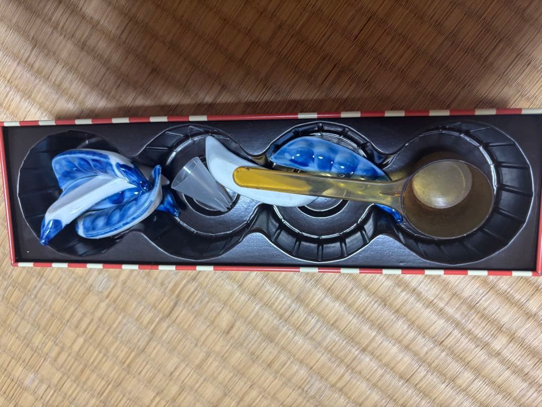 魚と葉のデザインの箸置きとスプーン