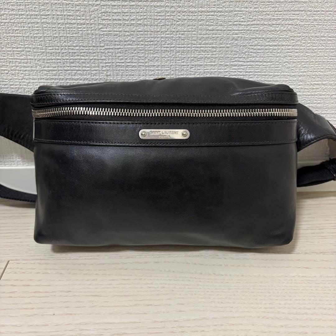 【美品】サンローランパリ　ボディバッグ　ロゴプレート　レザー　シルバー金具　黒