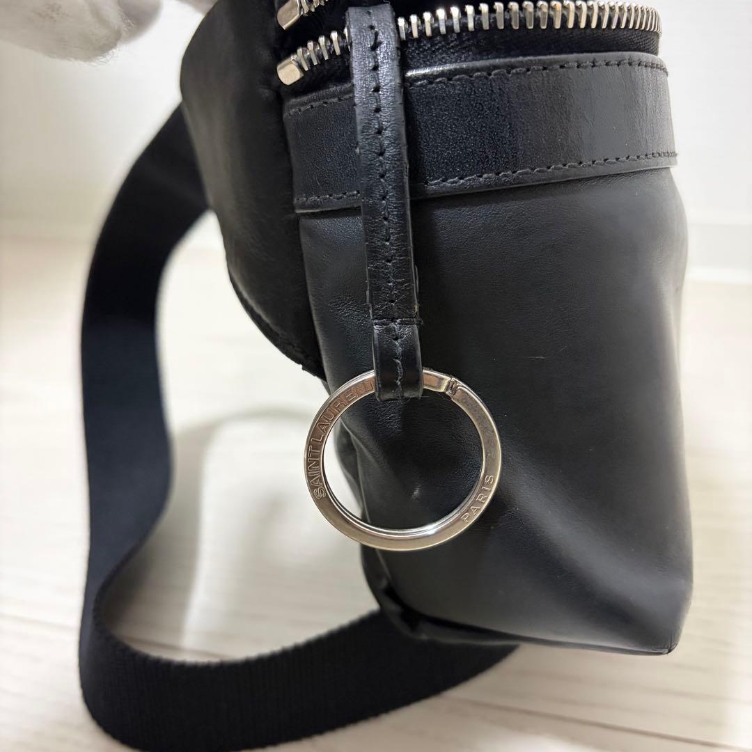【美品】サンローランパリ　ボディバッグ　ロゴプレート　レザー　シルバー金具　黒