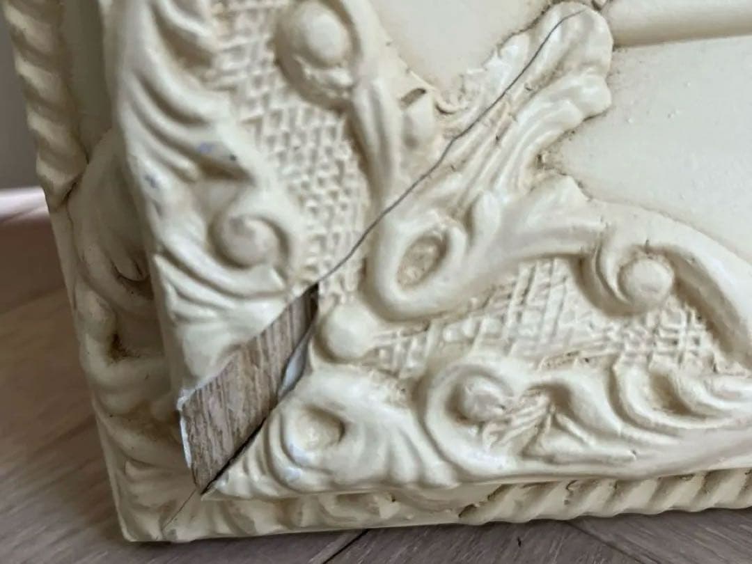 アンティークアイボリーが素敵な、ウォールミラー