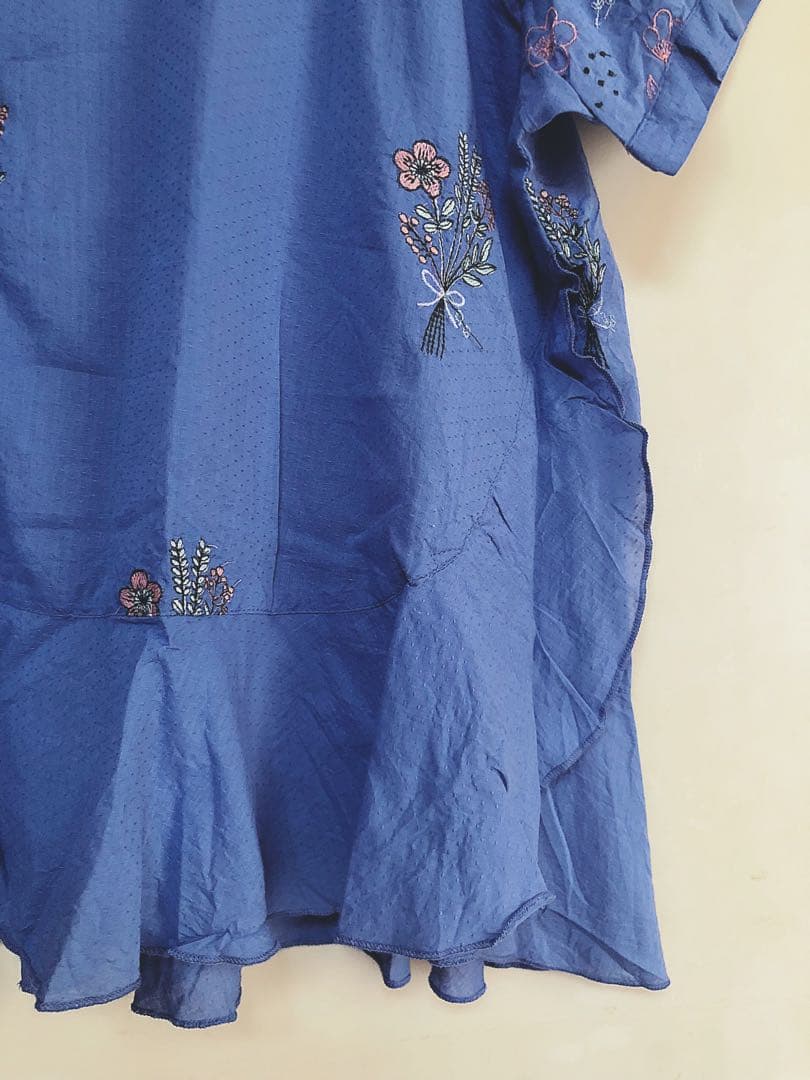 新品タグ付☆アズノウアズオオラカ刺繍ブラウス青大きいサイズ５（15〜17号）