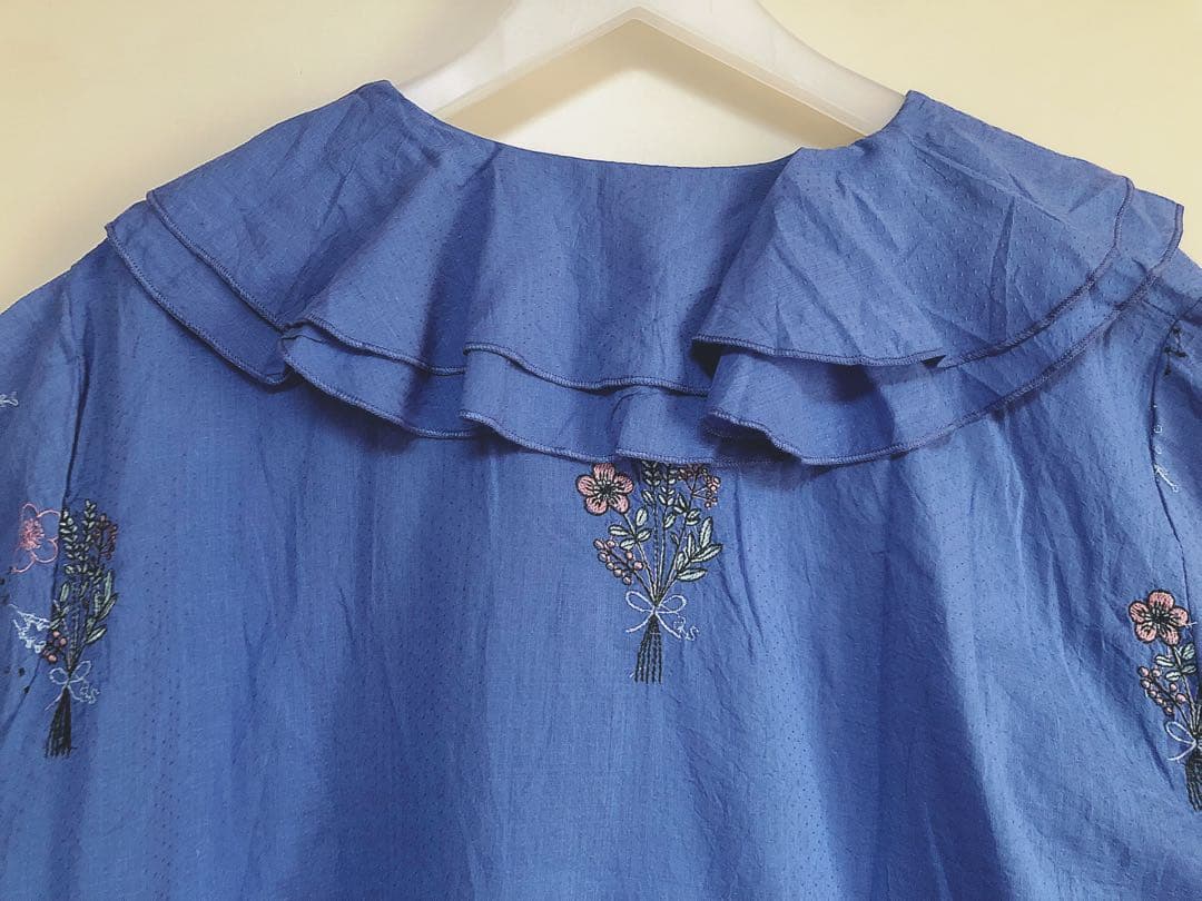 新品タグ付☆アズノウアズオオラカ刺繍ブラウス青大きいサイズ５（15〜17号）