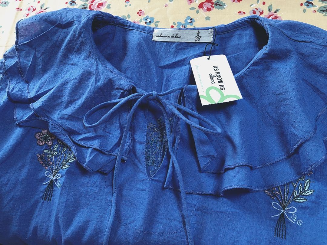 新品タグ付☆アズノウアズオオラカ刺繍ブラウス青大きいサイズ５（15〜17号）