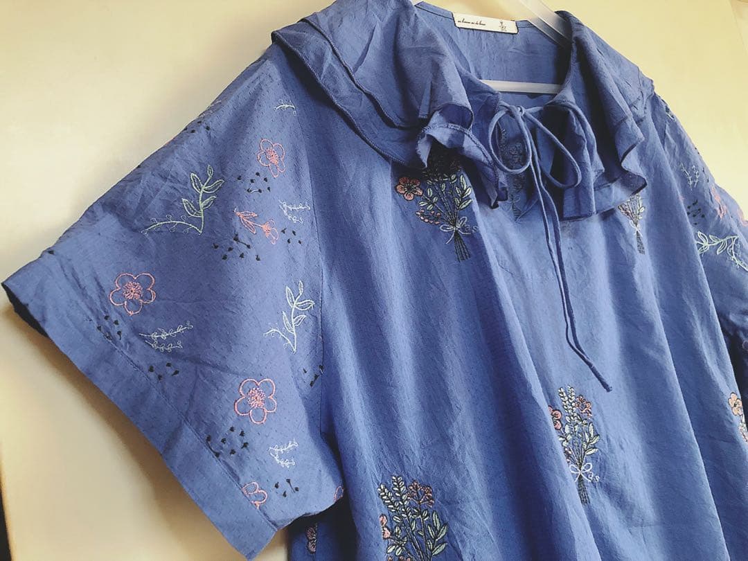 新品タグ付☆アズノウアズオオラカ刺繍ブラウス青大きいサイズ５（15〜17号）
