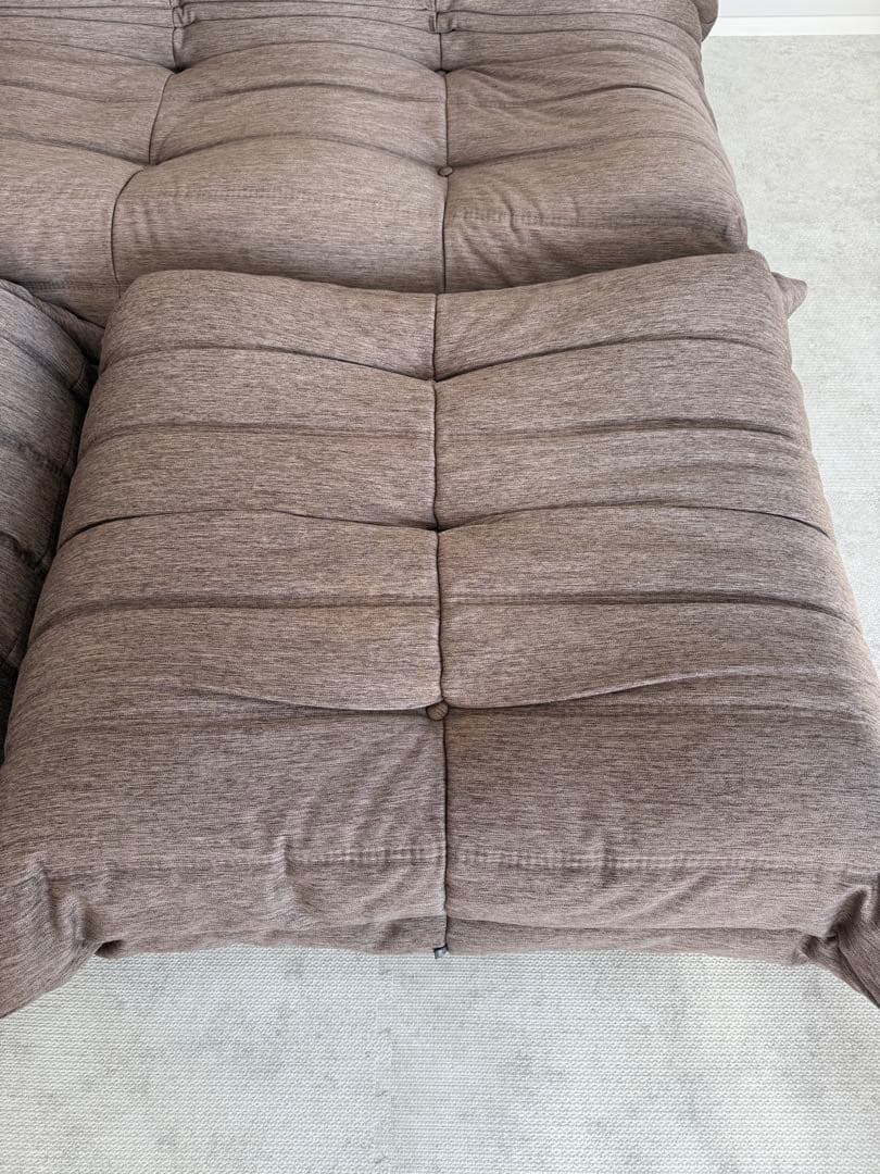 リーン・ロゼの「ロゼトーゴ」（Togo）3人掛けソファ＋オットマン2つ