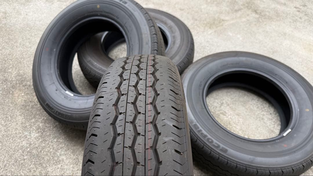 ハイエース　純正タイヤ　4本セット　新車外し