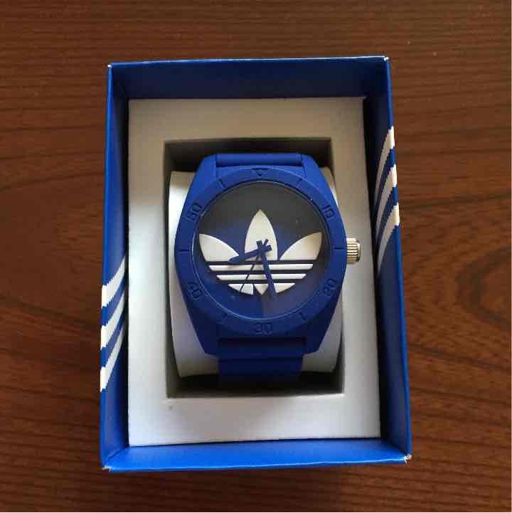 アディダスの時計(青)