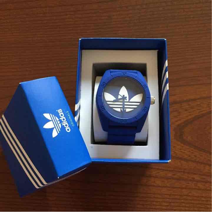 アディダスの時計(青)