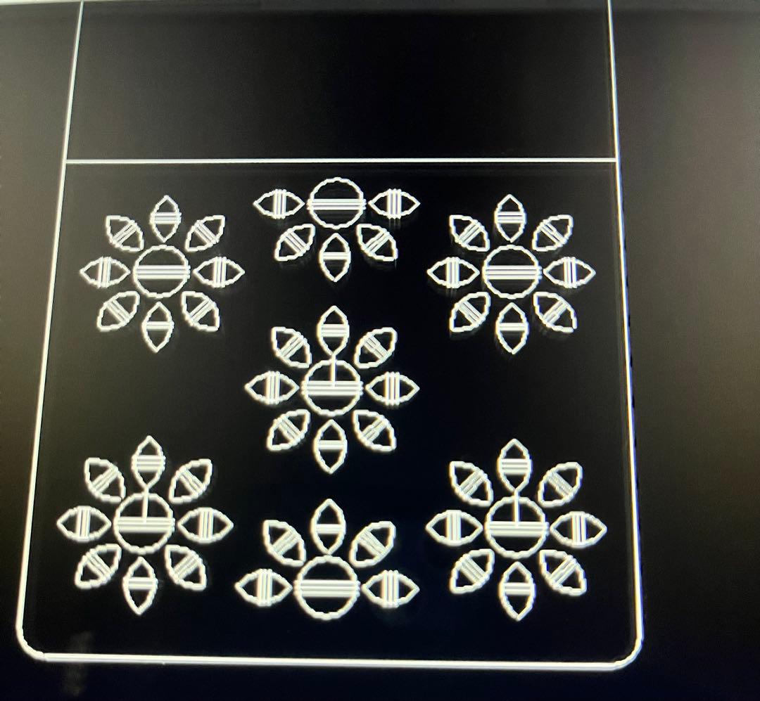 コンパクトウォレット レザー　フラワー&リーフ　スタッズ