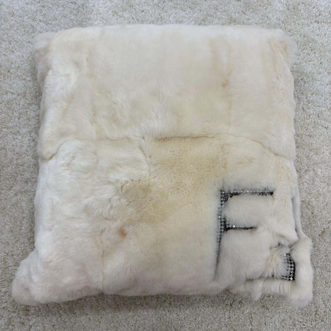 FENDI ファー クッション Fロゴ