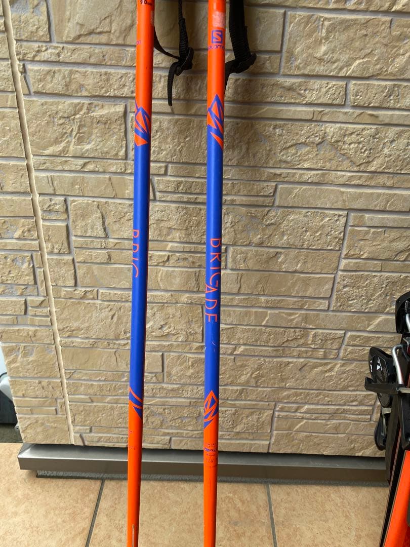 スキー学習に、Salomonスキー板130とストック90セット　サロモンジュニア