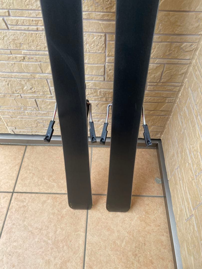 スキー学習に、Salomonスキー板130とストック90セット　サロモンジュニア