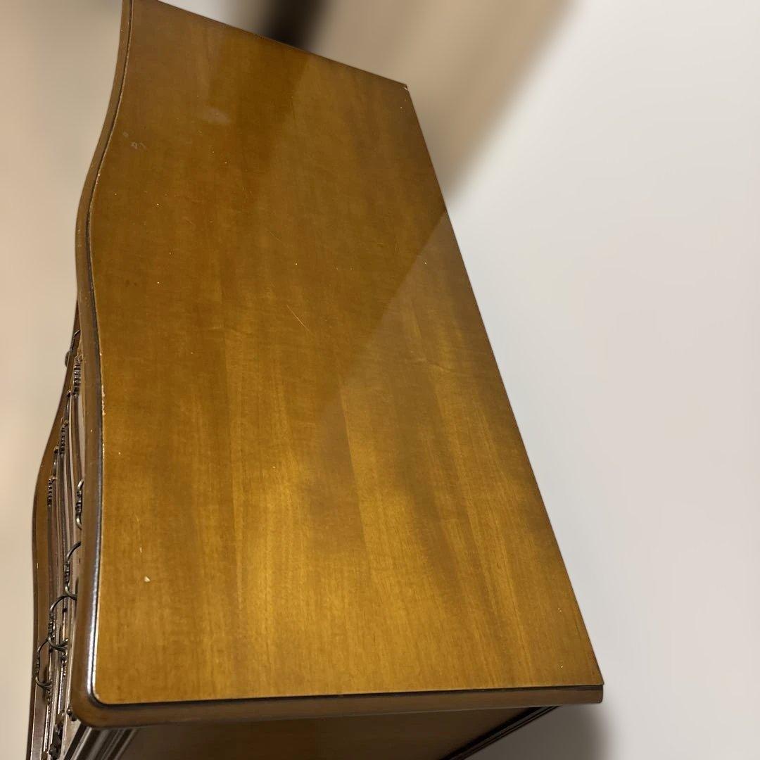 イタリア製家具 エレガントな猫脚の逸品