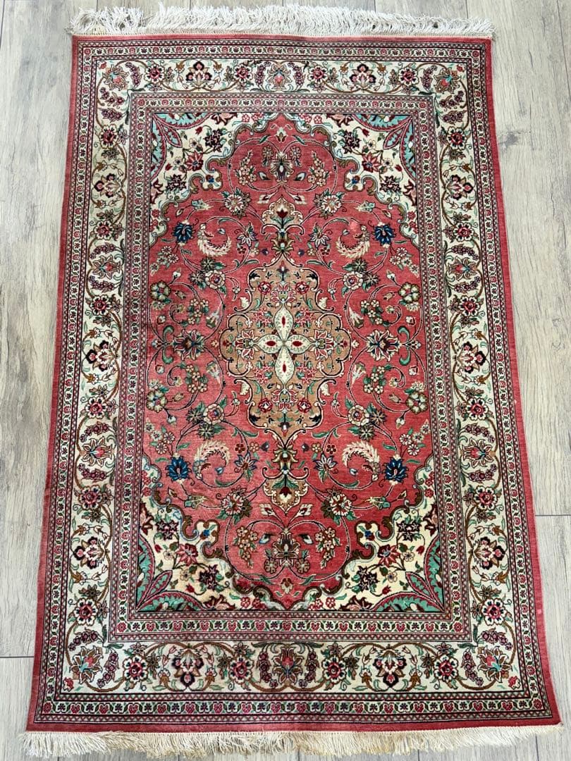 専用　マラゲ産　シルク　ペルシャ絨毯　122✖️79cm け東7-1217