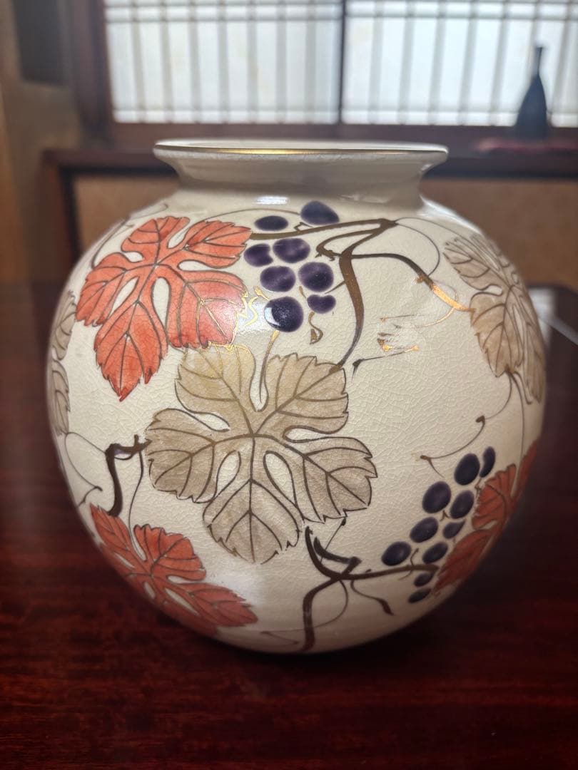 ぶどうと葉の装飾の陶器花瓶