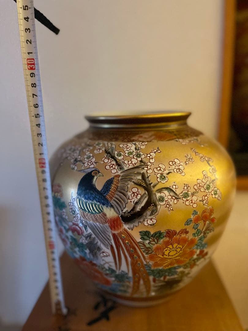 伝統的な日本の花瓶 金彩 花柄