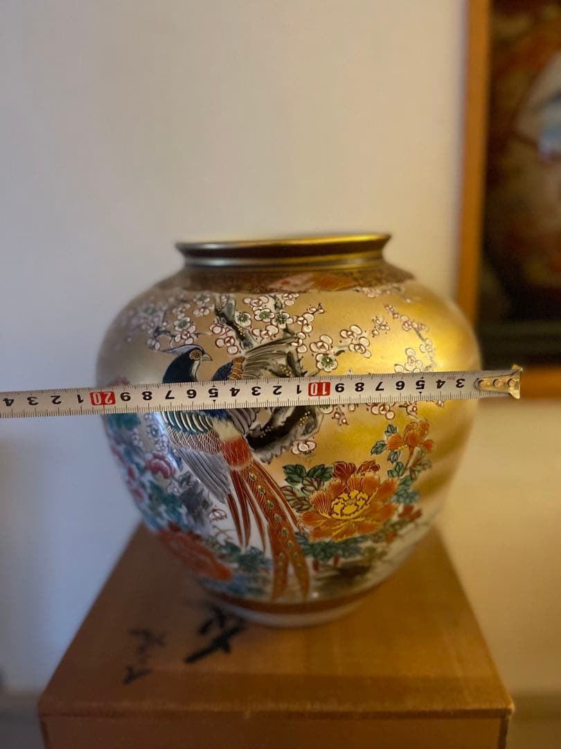 伝統的な日本の花瓶 金彩 花柄