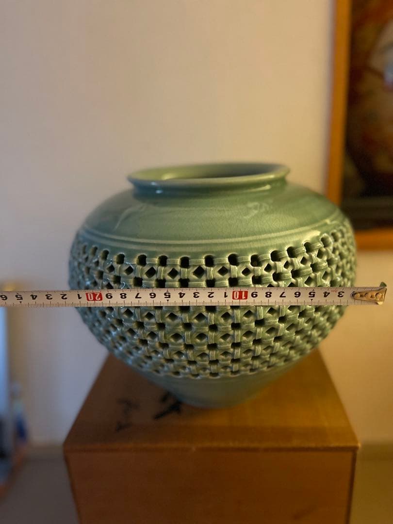 伝統的な日本の花瓶 金彩 花柄