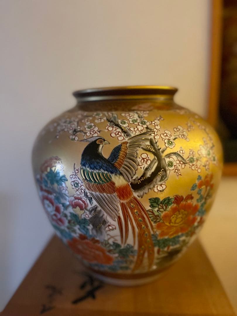 伝統的な日本の花瓶 金彩 花柄